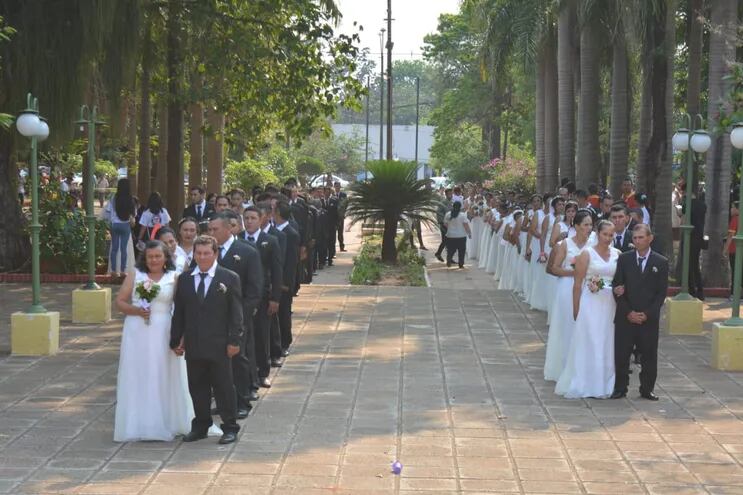Las parejas que forman parte de la boda comunitaria ingresaron a la iglesia dezde la plaza Josè de Antequera y Castro.