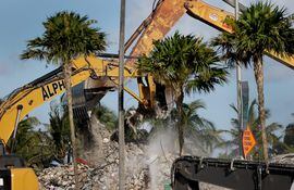 Máquinas de excavación cavan en las ruinas del edificio parcialmente colapsado Champlain Towers South en Surfside, Florida.