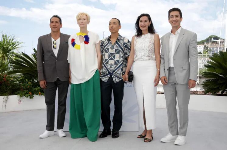 Juan Pablo Urrego, Jeanne Balibar, el director Apichatpong Weerasethakul, Tilda Swinton, y Elkin Diaz posan durante la presentación de "Memoria" en el Festival de Cannes. La actriz escogió un atuendo con los colores de la bandera colombiana.