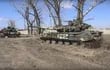Una foto cedida por el Ministerio de Defensa de Rusia en la que se observa un tanque de combate en la región de Donbás, territorio separatista de Ucrania.