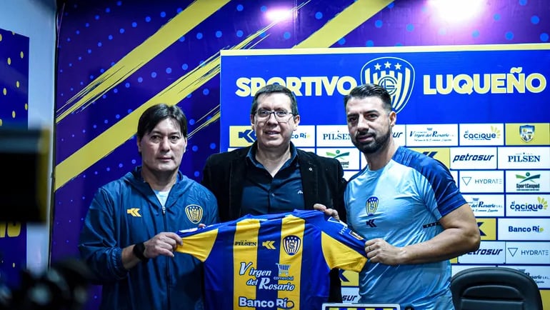 El presidente del Sportivo Luqueño, Daniel Rodríguez en medio del entrenador Julio César Cáceres (derecha) y el asistente técnico, Francisco "Paco" Esteche.
