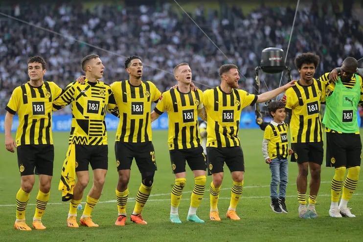 Los jugadores del Borussia Dortmund celebran la victoria contra el Borussia Mönchengladbach
