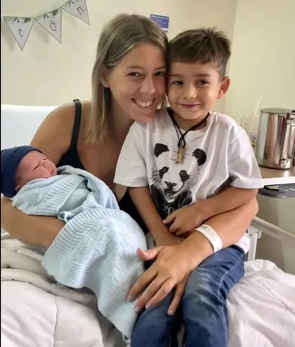 ¡Mamá feliz! Denise Hutter con el recién nacido Gastón y el dulce Ignacio, quien ya conoció a su hermanito.