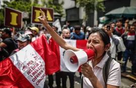 El Congreso de Perú destituyó este miércoles al presidente izquierdista Pedro Castillo por “incapacidad moral”, ignorando la decisión del mandatario de disolver el Parlamento.