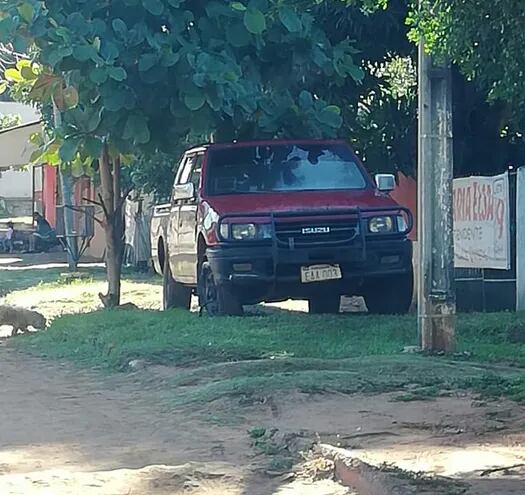 La camioneta del Senave de la oficina de Guarambaré frente a la casa del funcionario, Rodrigo Benítez, con la rueda reventada