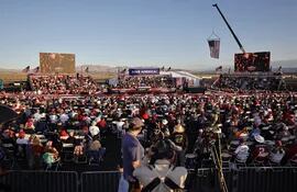 Seguidores del expresidente de EE.UU., Donald Trump, aguardan el inicio de un mitin en Minden, Nevada. (EFE/EPA)
