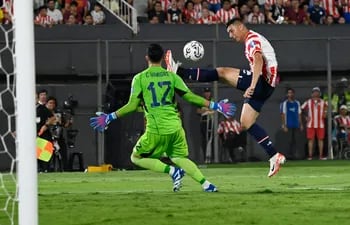 El único mundialista y goleador activo de la selección paraguaya, Óscar Tacuara Cardozo, ingresó a falta de cinco minutos al tiempo reglamentario y estuvo cerca de marcar al arquero Vargas.
