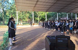 Estudiantes del Colegio Nacional de Capiibary, en el horario de entrada realizaron su "sentata" contra el cateo de mochilas. Alumnos de Unepy piden más psicólogos.