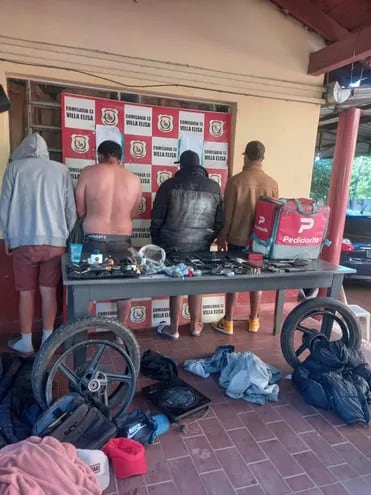 La banda de supuestos robamotos que fue desbaratada esta mañana en Villa Elisa, con las evidencias incautadas.