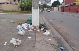 La basura desparramada en la esquina de Prof. Manuel González y Abelardo Mendieta, Lambaré