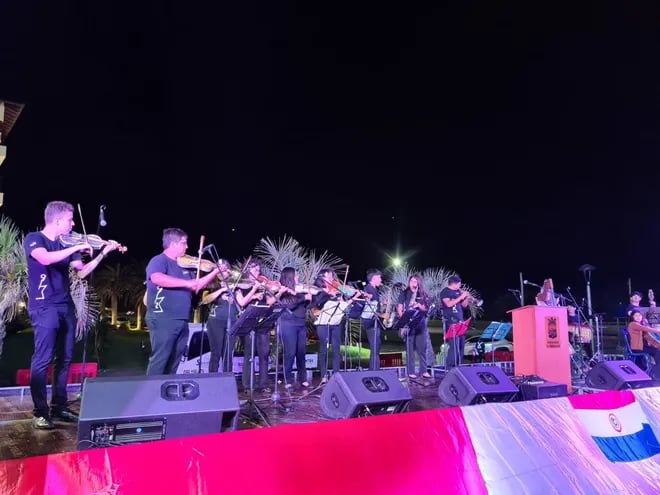 La Orquesta de Instrumentos Reciclados de Cateura actuando en Punta del Este.
