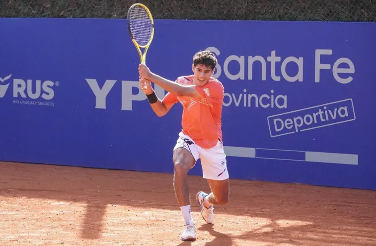Adolfo Daniel Vallejo, tenista paraguayo, compitiendo en el ATP Challenger Tour de Santa Fe, Argentina.