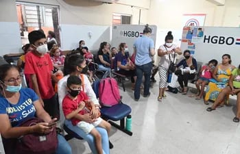 Con gran número de pacientes, entre los que hay varios niños esperaban ayer ser atendidos en el Hospital General de Barrio Obrero.