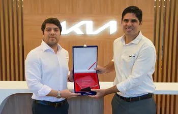 Didier Arias y Sebastián Somoza exhiben  el reconocimiento logrado por Kia Paraguay como el mejor “Sales Customer Satisfaction Global Excellence”.
