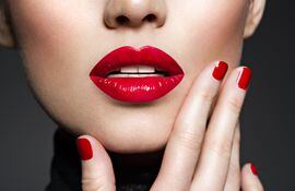 Pintarse los labios de rojo alegra el día y aporta sensualidad.