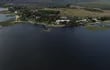 Vista actual del lago Ypacaraí y las casas ubicadas casi en su lecho en la zona conocida como Curva Argaña, compañía Ciervo Cua.