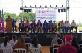 El Presidente de la Expo Guairá, César Luis Sosa, durante la inauguración oficial del evento en presencia de autoridades locales y gremiales.