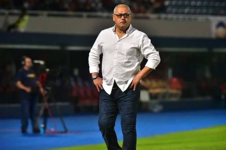 Francisco Arce, entrenador de Cerro Porteño, durante el partido contra Genera Caballero JLM en La Nueva Olla por la ronda 20 del torneo Apertura 2022 del fútbol paraguayo.