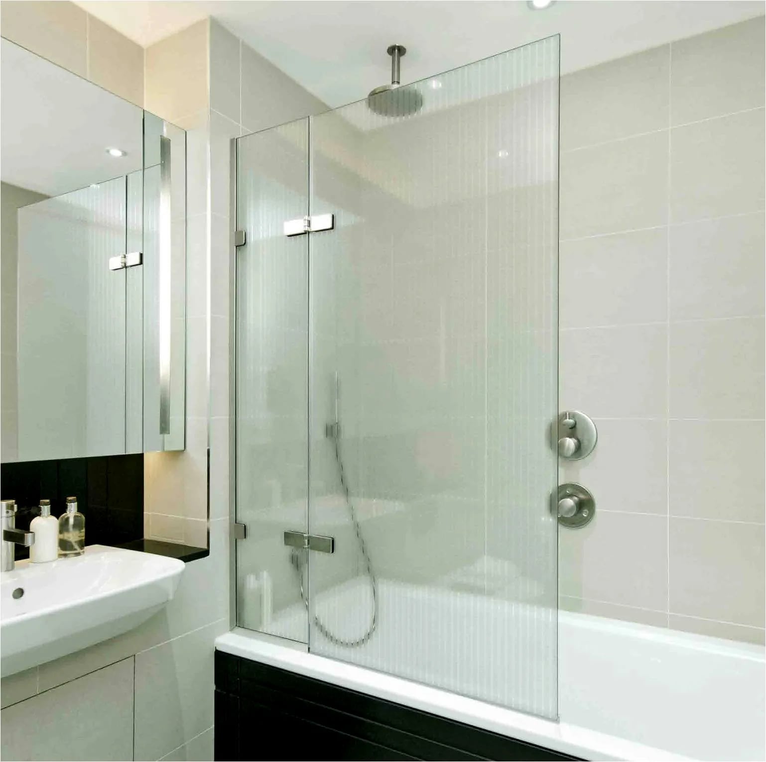 El Dreamline tiene la capacidad para fusionar la función y la estética, siendo ideal para mamparas de baño.