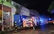 El incendio sucedió en la firma Fleitas Domecq y Cía. SA, un local de venta de electrodomésticos, de las 01:30 de este lunes.