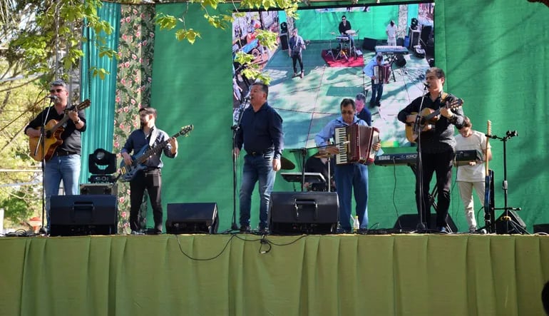 El Trio San Valentin en el festival de Itakarú de la ciudad de Yuty, el pasado domingo.