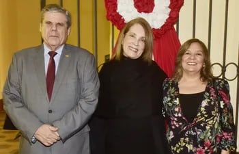 Gabriel Rodríguez, la embajadora del Perú, Milagros Castañón Seoane y Zoila Duarte.