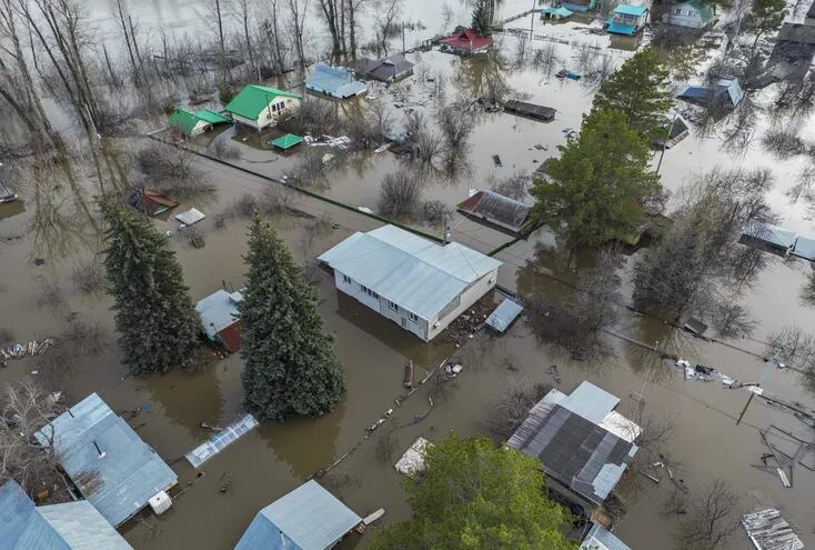 La situación de las inundaciones en la región de Orenburgo, Rusia, es crítica. En la zona permanecen 2.028 edificios residenciales y 2.522 solares para viviendas, quienes ahora deben evacuar.