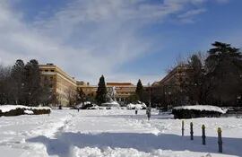 Vista del Campus de Medicina de la Universidad Complutense sin alumnos y totalmente cubierta de nieve este lunes.