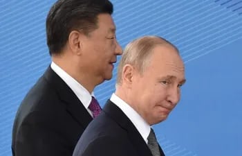 El presidente ruso Vladimir Putin y el presidente chino Xi Jinping caminan mientras asisten a una reunión del Consejo de Jefes de Estado de la Organización de Cooperación de Shanghai (OCS) (Imagen de archivo AFP)