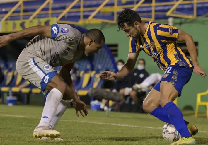 Enrique Borja trata de llevarse el balón ante la marca de Paulo da Silva