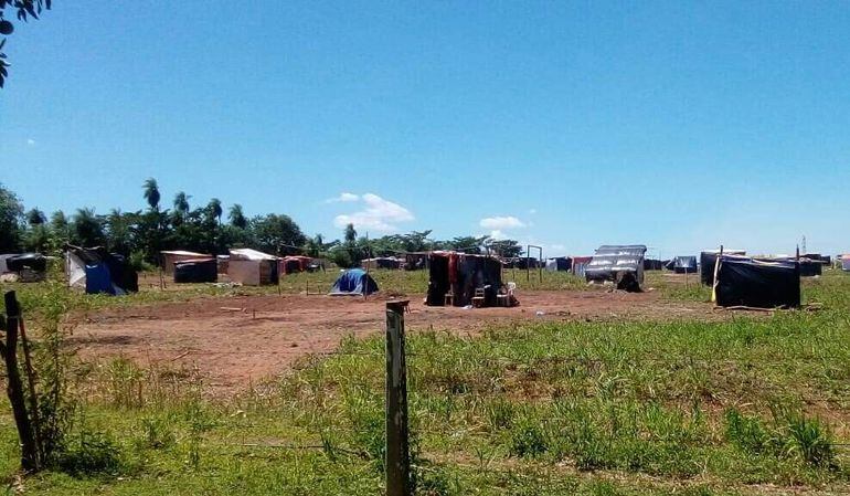 Las precarias carpas instaladas en una propiedad de 7 hectáreas de la empresa azucarera Vaesken de la ciudad de Guarambaré.