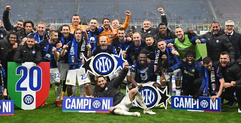 Milan (Italy), 22/04/2024.- Players and staff of Inter celebrate winning the Serie A title after winning the Italian Serie A soccer match between AC Milan and FC Inter, in Milan, 22 April 2024. (Italia) EFE/EPA/DANIEL DAL ZENNARO
