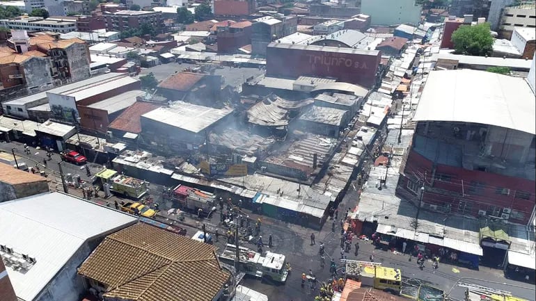 Imagen referencial del Mercado N° 4 que evidencia el desorden y precariedad por falta de sistema de prevención contra incendios.