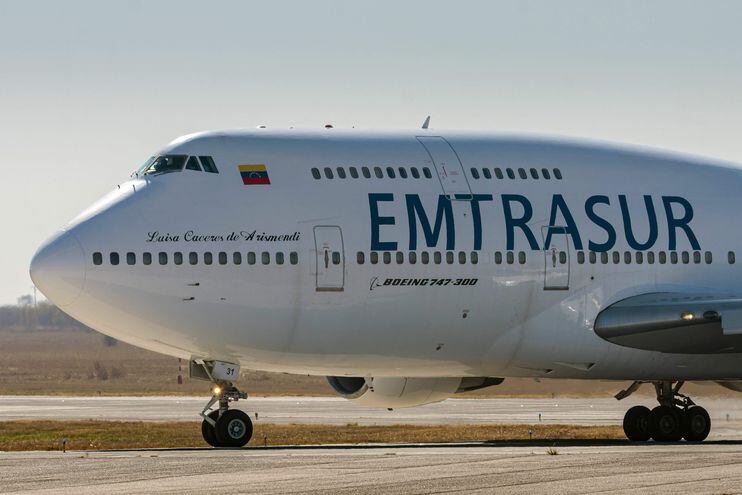 Fotografía del Boeing 747-300, de la aerolínea de carga venezolana Emtrasur. El avión que iba con 14 tripulantes venezolanos y cinco iraníes fue retenido en el aeropuerto de Ezeiza, tras levantar sospechas. Hoy, Argentina investiga los nexos con el terrorismo.