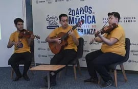 Un trío de violín, guitarra y viola musicalizó la presentación de la rifa de Sonidos de la Tierra.