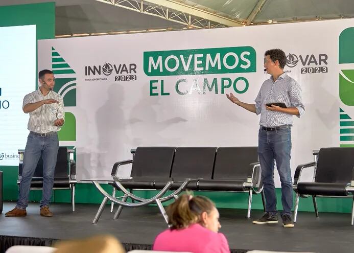 Atilio Talavera y Marcelo Recalde, especialistas en productos digitales de Tigo Business, durante la Feria Innovar.