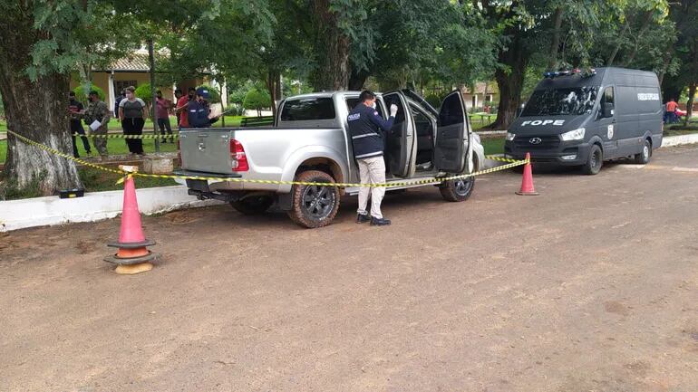 Investigadores de la Policía inspeccionan la camioneta robada por los asaltantes supuestamente liderados por Roque "Pyguasú" González.