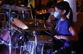 La pequeña baterista Emma Sofía, haciendo lo que más le gusta. (Instagram/Emma Sofía)