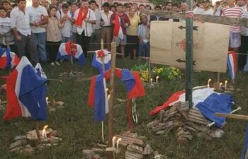 cruces-y-tumbas-simbolicas-fueron-colocadas-en-la-plaza-frente-al-congreso-luego-del-tragico-marzo-paraguayo--201026000000-1614908.jpg