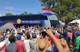 El bus que trasladaba a hinchas fue liberado luego de algunos minutos y se dirigió con destino a Asunción.