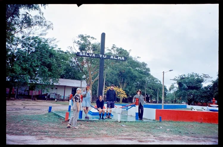 Algunos de los artistas que formaron parte de la Residencia flotante, en un punto de la travesía entre Asunción y Puerto Casado.