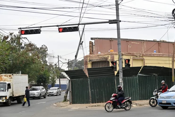La fachada del ex Molino San Luis ya no existe. La demolición se comenzó el sábado, con autorización del intendente de Asunción, Óscar "Nenecho" Rodríguez (ANR).