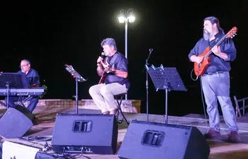 Ricardo Flecha junto a Óscar Fadlala (piano) y Gabriel Colmán (Guitarra) durante una actuación.