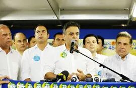 el-candidato-opositor-a-la-presidencia-de-brasil-aecio-neves-c-durante-una-conferencia-en-recife-efe-215335000000-1143144.jpg