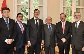 Javier Giménez, Rubén Ramírez, Santiago Peña, Mauro Vieira, Alexandre Silveira y José Marcondes de Carvalho, en la reunión del 16 de abril, en la que  habrían negociado el acuerdo.