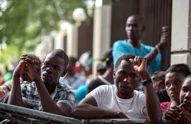 ciudadanos-haitianos-mientras-esperan-su-turno-las-instalaciones-del-ministerio-de-interior-y-policia-en-santo-domingo--13600000000-1342111.jpg