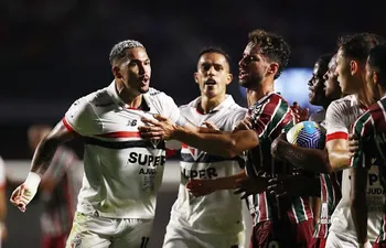 Los jugadores del Sao Paulo y Fluminense en una serie de empujones en el partido por la sexta fecha de la Serie A de Brasil en el estadio Morumbí, en Sao Paulo.