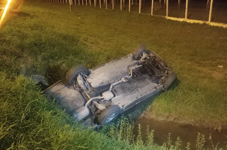Vehículo volcó ante falta de señalización de Autopista Silvio Pettirossi