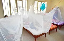 Pacientes internados por cuadros de dengue en el albergue del Hospital Regional, destinado exclusivamente para ese fin.