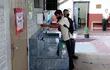 Un alumno lavándose la mano como medida sanitaria ante el retorno de las clases presenciales.